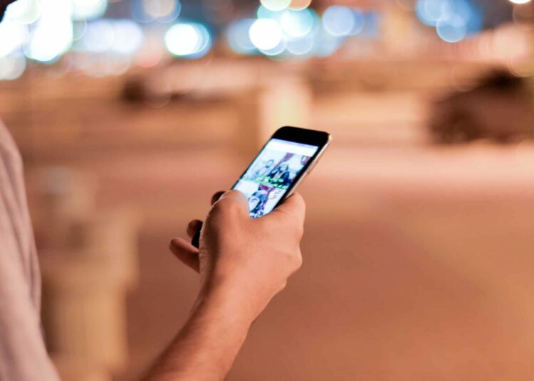 pexels-ahmed-aqtai-téléphone-top 5 des moments de ta vie étudiante où tu ne dois absolument pas utiliser sur ton téléphone