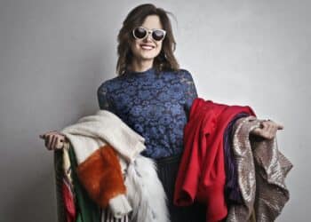 Pexels-Andrea-Piacquadio-étudiante avec des vestes-4 vestes à avoir dans ta garde-robe étudiante pour ce printemps