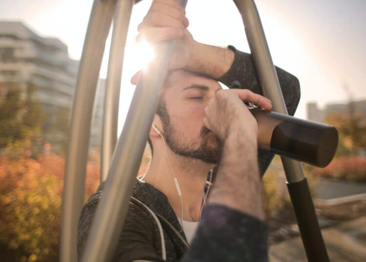 pexels-andrea-piacquadio-hydratation-gourde-comment prendre soin de son corps quand on est étudiant