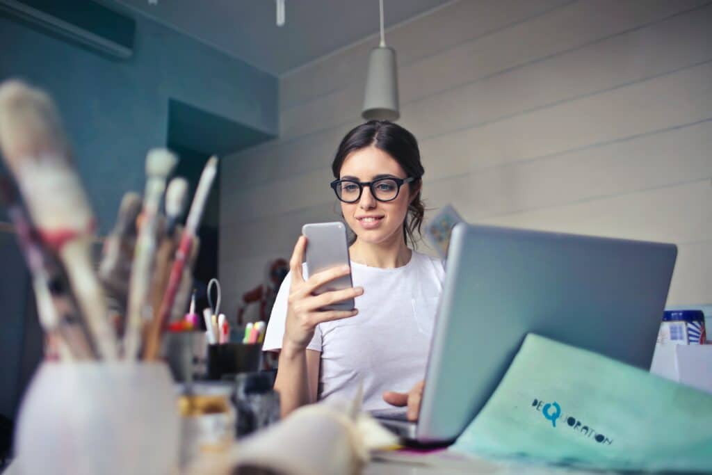 pexels-andrea-piacquadio-téléphone-5 astuces pour que ton téléphone devienne ton allié durant tes études