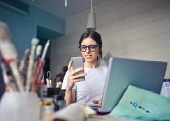 pexels-andrea-piacquadio-téléphone-5 astuces pour que ton téléphone devienne ton allié durant tes études