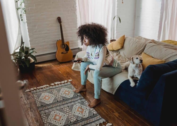 pexels-andres-ayrton-étudiante qui regarde une série - Les 5 films les plus regardés sur Netflix en Belgique