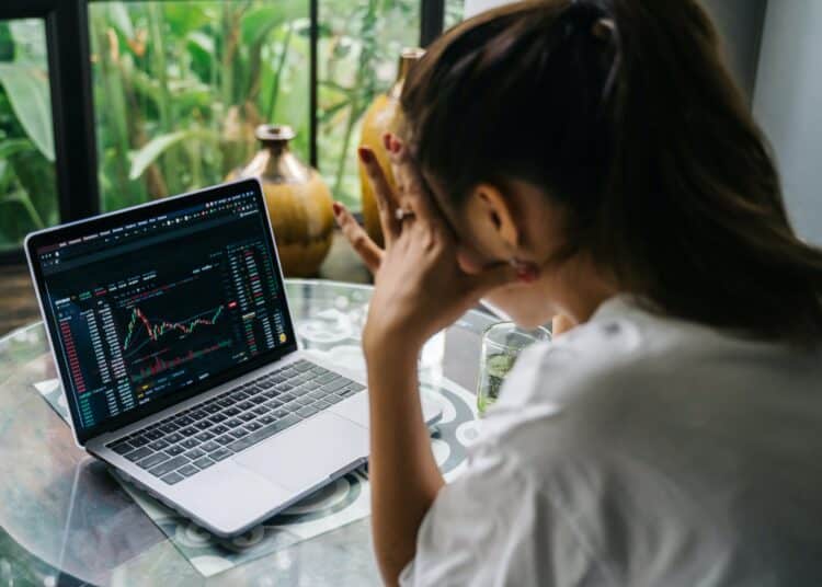 pexels-anna-tarazevich-bourse et finance-on t'explique comment la fermeture d'une banque aux USA a mi sous tension le monde financier