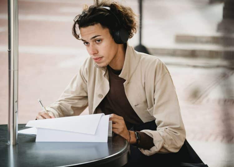 pexels-armin-rimoldi-étudiant dans ses pensées - Pourquoi 2018 était la meilleure année de ta vie étudiante ? 