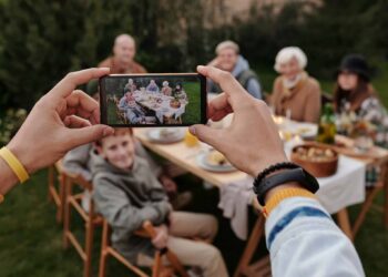 Pexels-Askar-Abayev-étudiant qui prend une photo-Comment survivre à tes réunions de famille quand tu es aux études ?