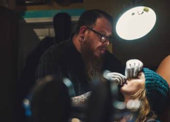 pexels-brett-sayles-étudiante qui se fait tatouer - 7 choses à penserfaire avant de se faire un piercing