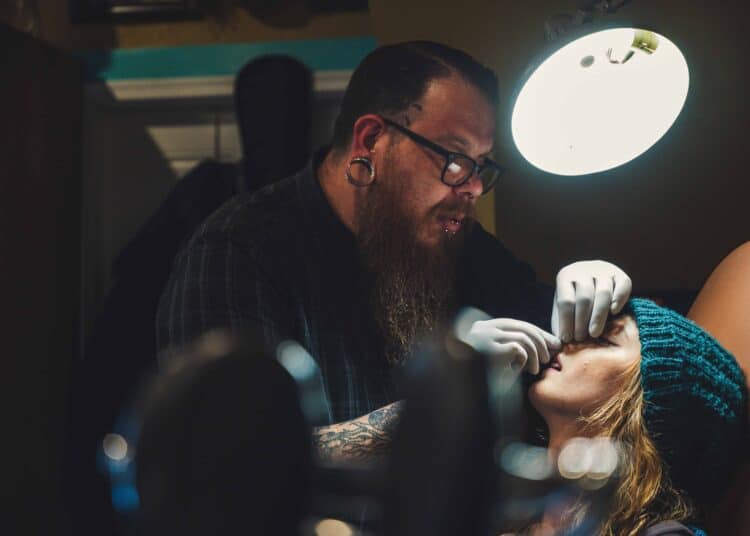pexels-brett-sayles-étudiante qui se fait tatouer - 7 choses à penserfaire avant de se faire un piercing