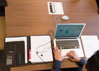 pexels-christina-morillo-bureau ordinateur et feuilles-comment faire le point sur l'avancement de son mémoire:tfe