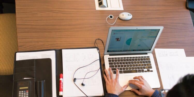 pexels-christina-morillo-bureau ordinateur et feuilles-comment faire le point sur l'avancement de son mémoire:tfe