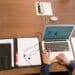 pexels-christina-morillo-bureau ordinateur et feuilles-comment faire le point sur l'avancement de son mémoire:tfe