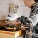 pexels-cottonbro-studio-étudiant qui cuisine - je ne sais pas cuisiner à mon kot, par où commencer