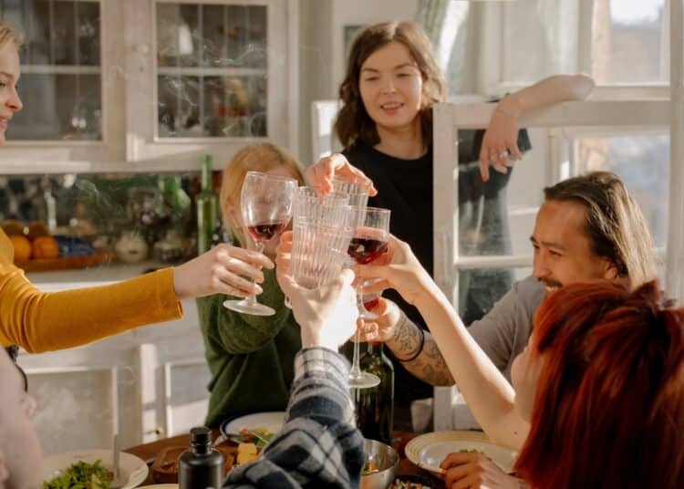 Pexels-Cottonbro-Studio-étudiants qui boivent-Top 5 des phrases à dire à tes potes en soirée si tu n’as pas envie de boire