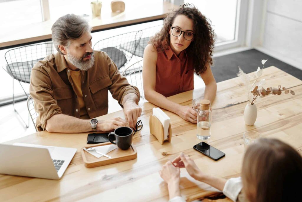 pexels-edmond-dantès-adultes qui discutent-les avantages à emmener tes parents à un salon étudiant