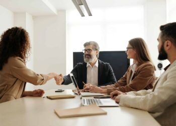 pexels-edmond-dantès-embauche -job-comment se préparer pour une job fair