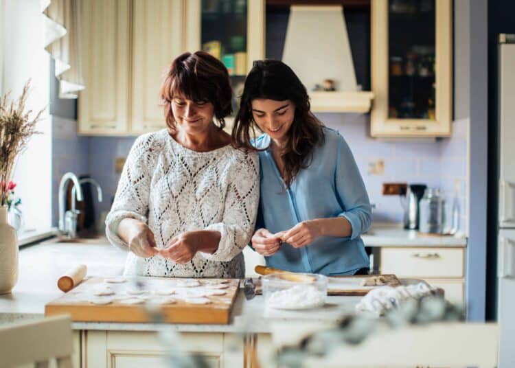 Pexels-Elina-Fairytale-étudiante qui fait de la cuisine-Comment préserver sa relation avec sa famille quand on habite plus avec eux ?
