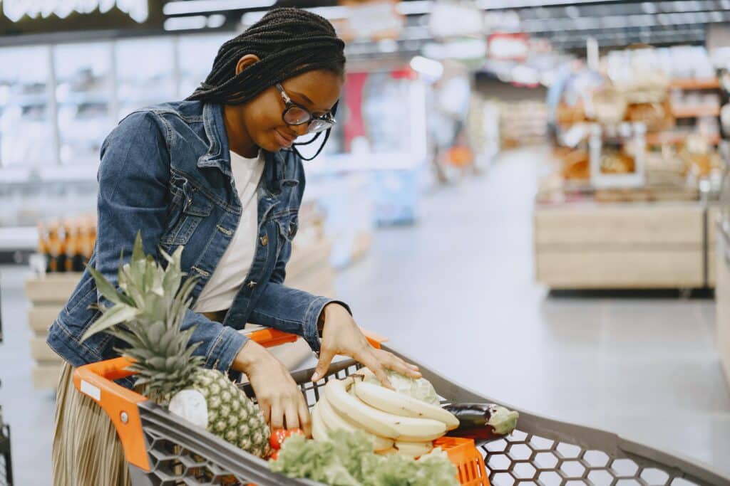 Pexels-Gustavo-Fring-étudiante qui fait les courses-Comment faire ses courses avec un budget étudiant ?