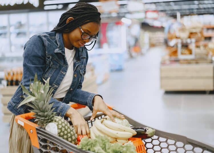 Pexels-Gustavo-Fring-étudiante qui fait les courses-Comment faire ses courses avec un budget étudiant ?