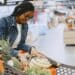 Pexels-Gustavo-Fring-étudiante qui fait les courses-Comment faire ses courses avec un budget étudiant ?
