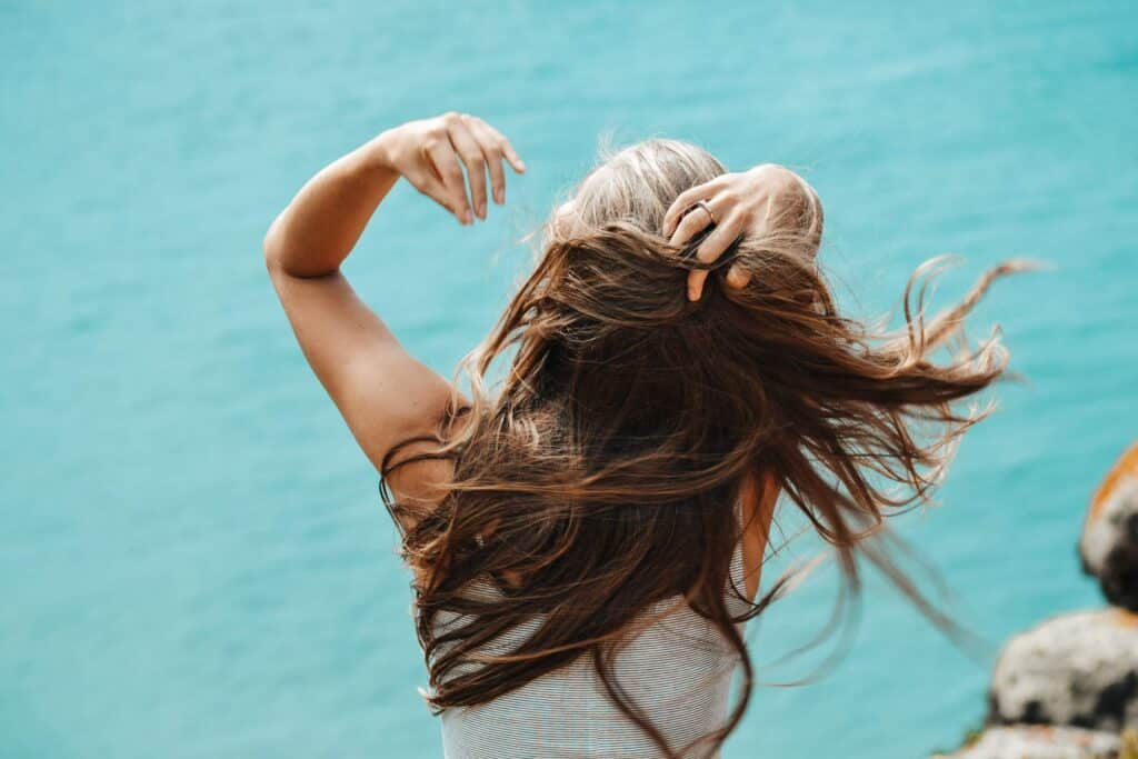 Pexels-Helena-Ije-étudiante qui passe sa main dans ses cheveux-4 astuces étudiantes pour prendre soin de ses cheveux