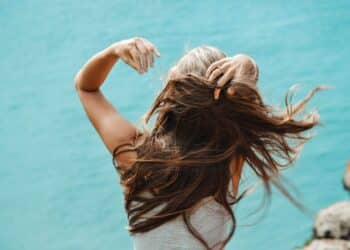 Pexels-Helena-Ije-étudiante qui passe sa main dans ses cheveux-4 astuces étudiantes pour prendre soin de ses cheveux