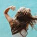 Pexels-Helena-Ije-étudiante qui passe sa main dans ses cheveux-4 astuces étudiantes pour prendre soin de ses cheveux