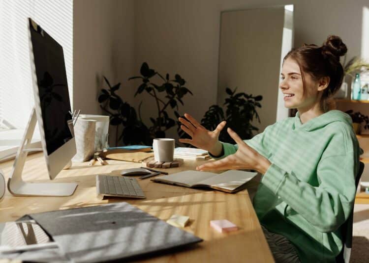 Pexels-Julia-M-Cameron- étudiante qui parle-Comment annoncer à ses parents qu’on voudrait vivre en kot ?