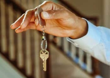 pexels-kindel-media-clé de logement-5choses à prendre en compte avant de chercher un kot