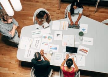 pexels-kindel-media-équipe marketing qui discutre - Le marketing à l’ère du sexe, qu’en pensent les étudiants