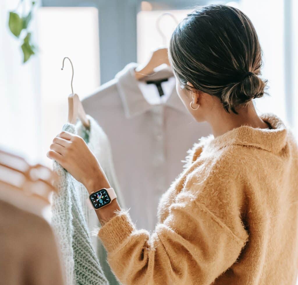 Pexels-Liza-Summer-étudiant qui fait du shopping-Comment faire les bons achats vêtements quand on est étudiant ?
