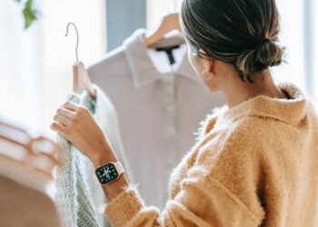 Pexels-Liza-Summer-étudiant qui fait du shopping-Comment faire les bons achats vêtements quand on est étudiant ?