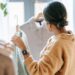 Pexels-Liza-Summer-étudiant qui fait du shopping-Comment faire les bons achats vêtements quand on est étudiant ?