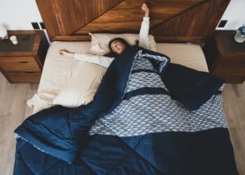 pexels-los-muertos-jeunequis'étiredanssonlit - Comment sortir facilement de son lit pour aller en cours ?