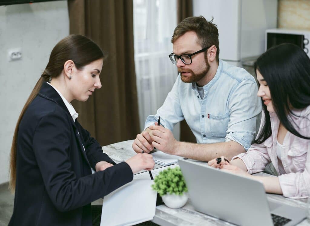 pexels-mikhail-nilov-Combiner le début de ta vie pro et ta vie privée, tout en restant proche des clients  