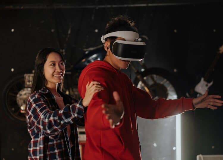 pexels-mikhail-nilov-deux étudiants qui font un escape game - 4 activités à faire entre colocs à Louvain-la-neuve