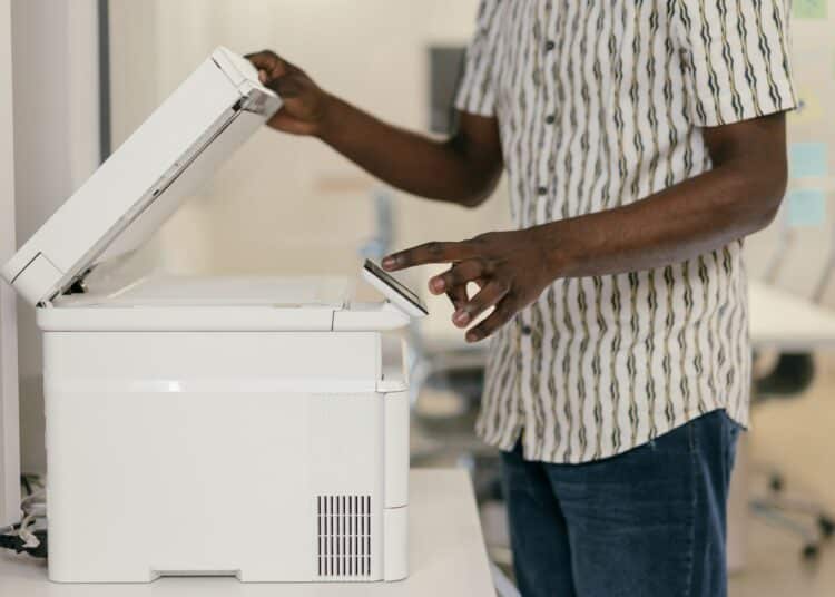 pexels-mikhail-nilov- jeune étudiant qui photocopie - 3 endroits pour imprimer et photocopier tes cours à Louvain-la-neuve