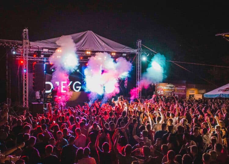 pexels-mikky-k-festival et foule-les 5 meilleurs souvenirs d'étudiant en festival