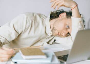 pexels-nataliya-vaitkevich-étudiantquis'endort-Pourquoi ne pas avoir honte de dormir en cours ?