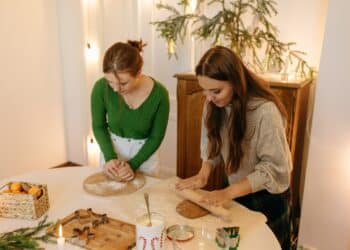pexels-pavel-danilyuk-deux filles qui cuisinent-4 astuces pour se motiver à cuisiner durant ses études