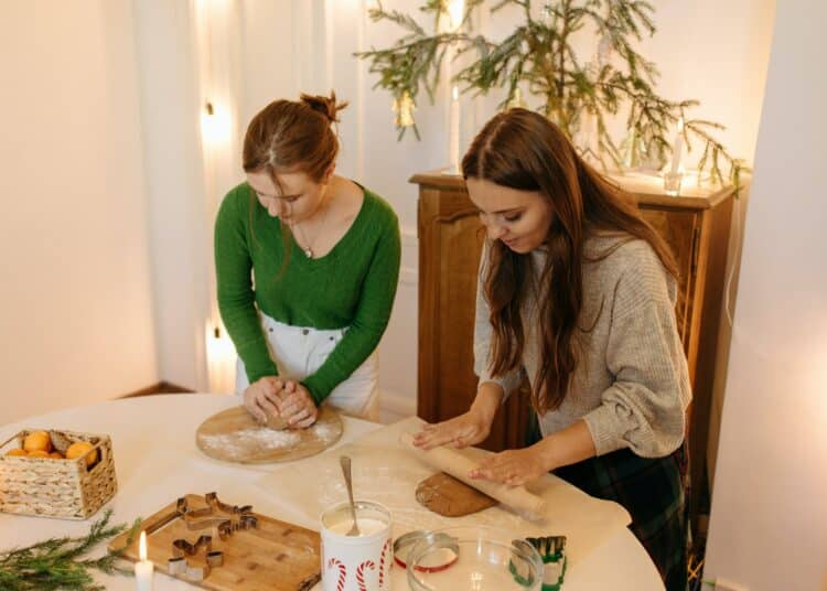 pexels-pavel-danilyuk-deux filles qui cuisinent-4 astuces pour se motiver à cuisiner durant ses études