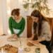 pexels-pavel-danilyuk-deux filles qui cuisinent-4 astuces pour se motiver à cuisiner durant ses études