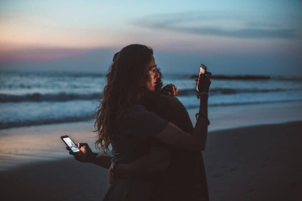 pexels-roman-odintsov-couple et téléphone-comment savoir si tu passes trop de temps sur ton téléphone