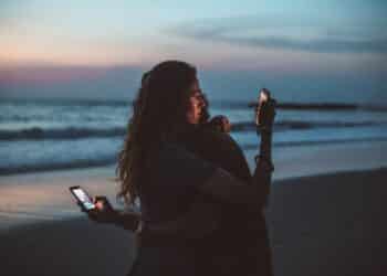 pexels-roman-odintsov-couple et téléphone-comment savoir si tu passes trop de temps sur ton téléphone