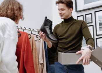 Pexels-Thirdman-étudiant qui fait du shopping-Les 4 paires de chaussures à avoir dans sa garde-robe étudiante