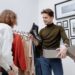 Pexels-Thirdman-étudiant qui fait du shopping-Les 4 paires de chaussures à avoir dans sa garde-robe étudiante