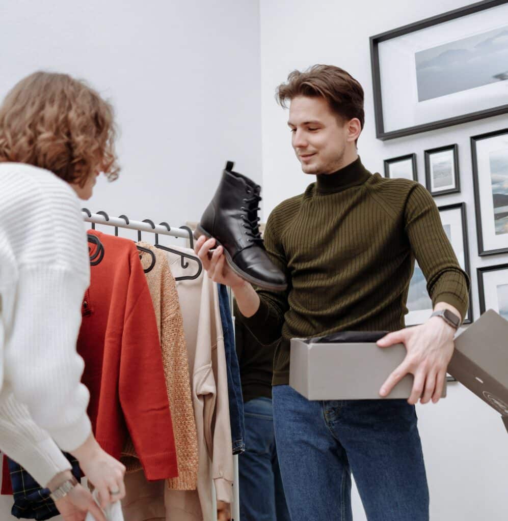 Pexels-Thirdman-étudiant qui fait du shopping-Les 4 paires de chaussures à avoir dans sa garde-robe étudiante