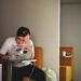 pexels-tim-gouw- jeune qui travaille et se prend la tête - Mon stage étudiant se passe mal que faire