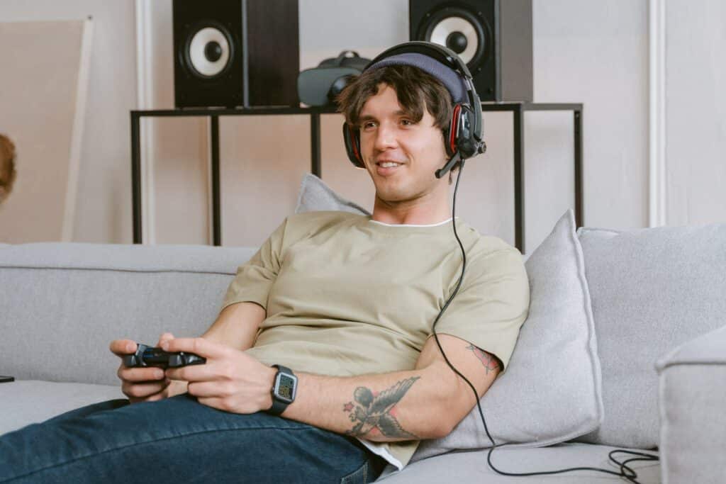 pexels-tima-miroshnichenko-personnequijoueauxjeuxvidéos-.7 phrases que tu peux entendre quand tu joues aux jeux vidéos.jpg
