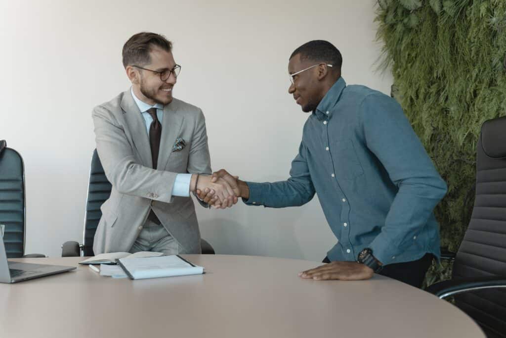 Pexels-Tima-Miroshnichenko-étudiant qui sert la main-Comment décrypter tes premières offres d'emploi ?