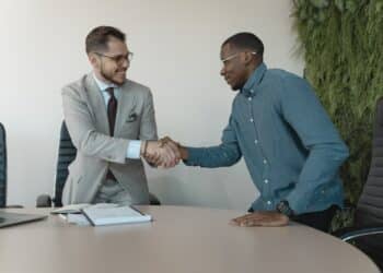 Pexels-Tima-Miroshnichenko-étudiant qui sert la main-Comment décrypter tes premières offres d'emploi ?