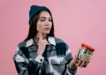 Pexels-Tima-Miroshnichenko-étudiante qui économise-Comment économiser ton argent quand tu es aux études ?